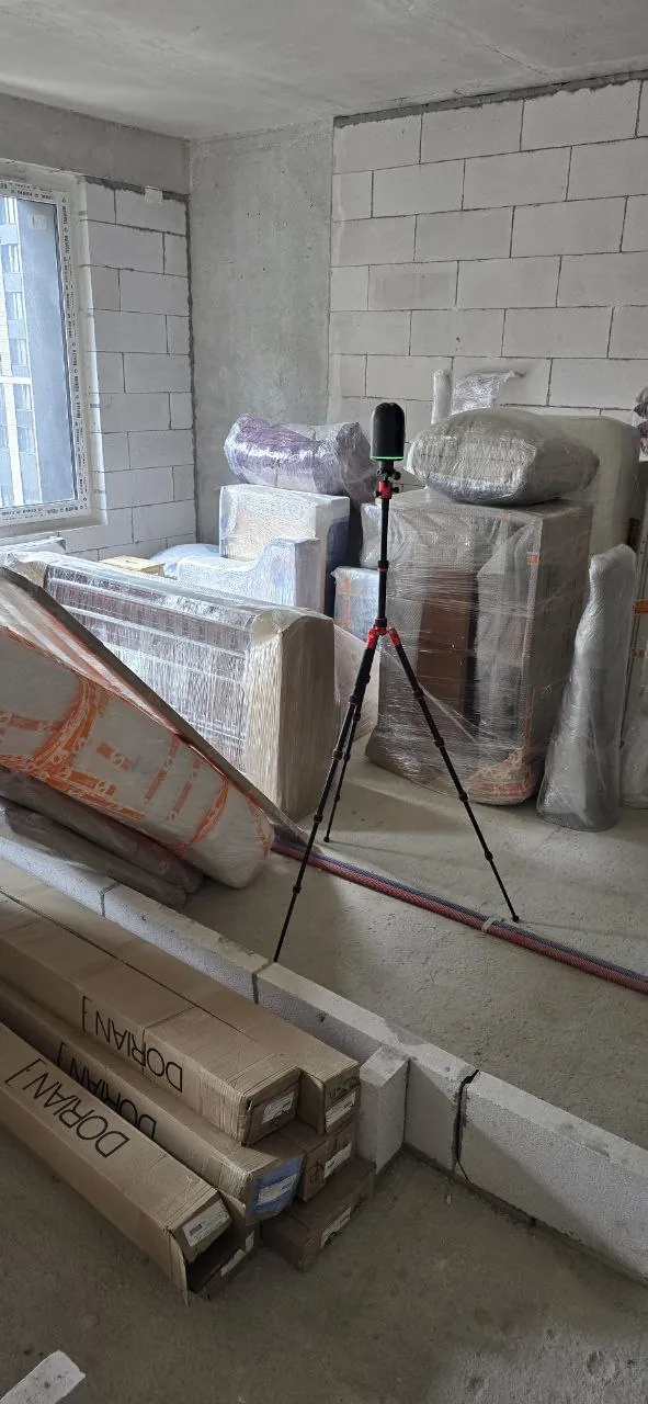 Equipo de medición sobre trípode en una vivienda en obra